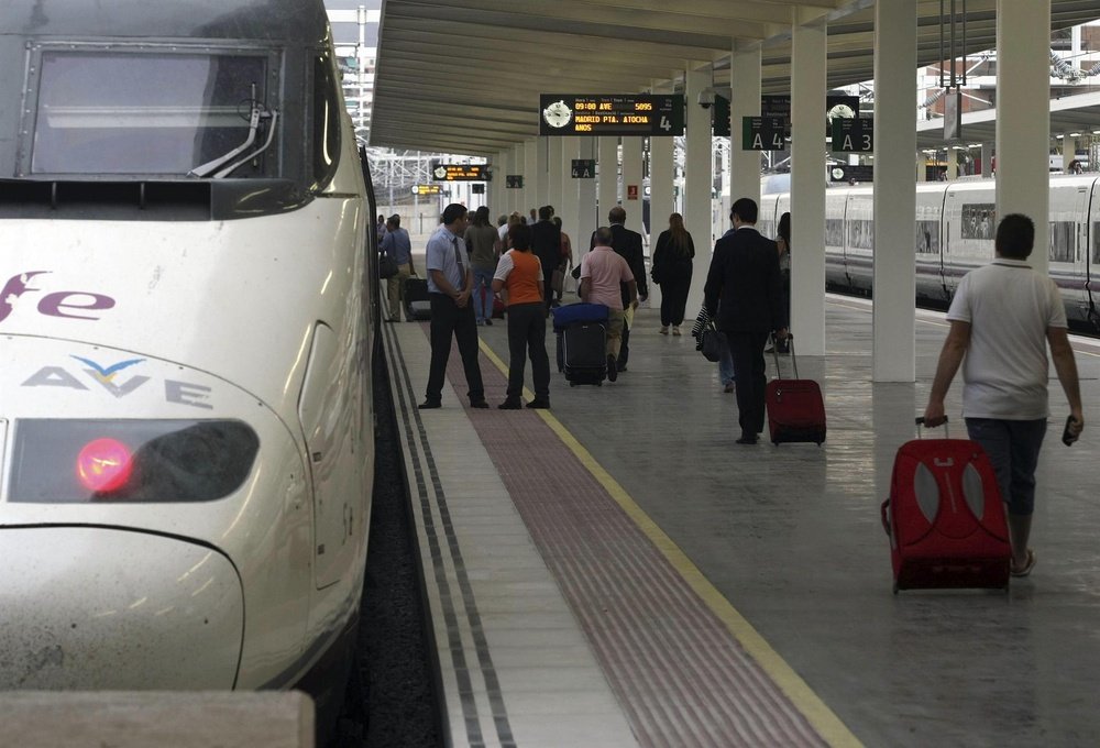 40 Celtic supporters were thrown off the train going to Madrid. EFE