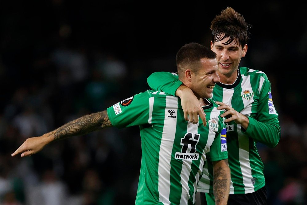 El delantero del Real Betis Aitor Ruibal (i) celebra con su compañero Juan Miranda (d) su tanto ante el HJK Helsinki durante la jornada 6 de la fase de grupos de la Liga Europa que juegan este jueves en el estadio Benito Villamarín. EFE/ Julio Muñoz