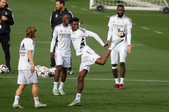 Aurélien Tchouaméni chegou para ser titular no Real Madrid, mas está amargando o banco de reservas do conjunto 'merengue'.