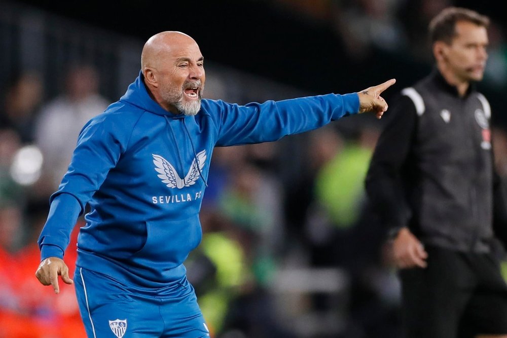 El entrenador del Sevilla, Jorge Sampaoli, da instrucciones a sus jugadores. EFE/José Manuel Vidal