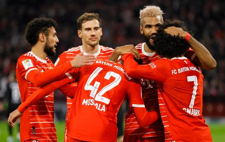 Bayern goleia, mas Mané deixa o campo com dores. AFP