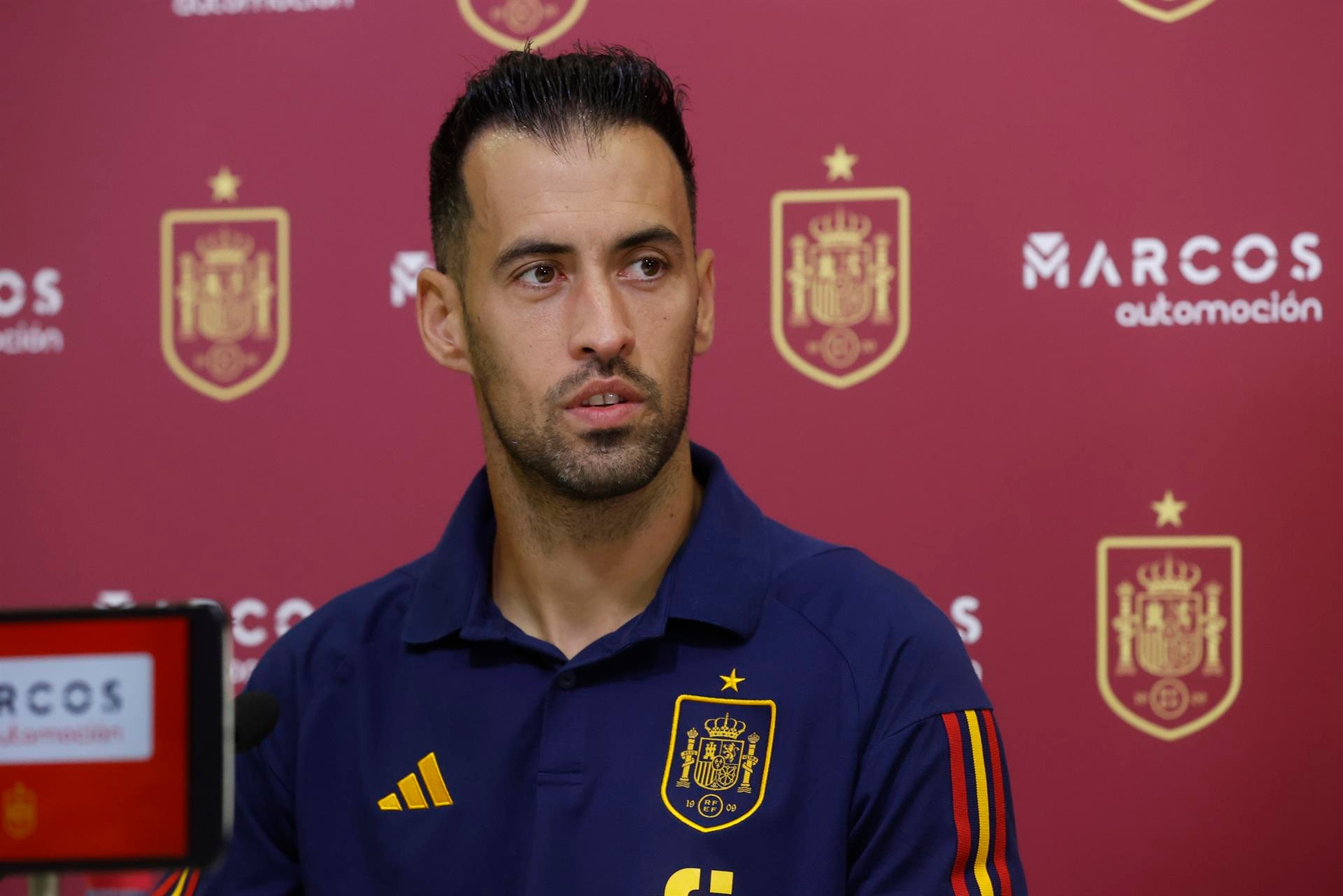 Barcelona will talk to Sergio Busquets in order to negotiate his renewal. EFE
