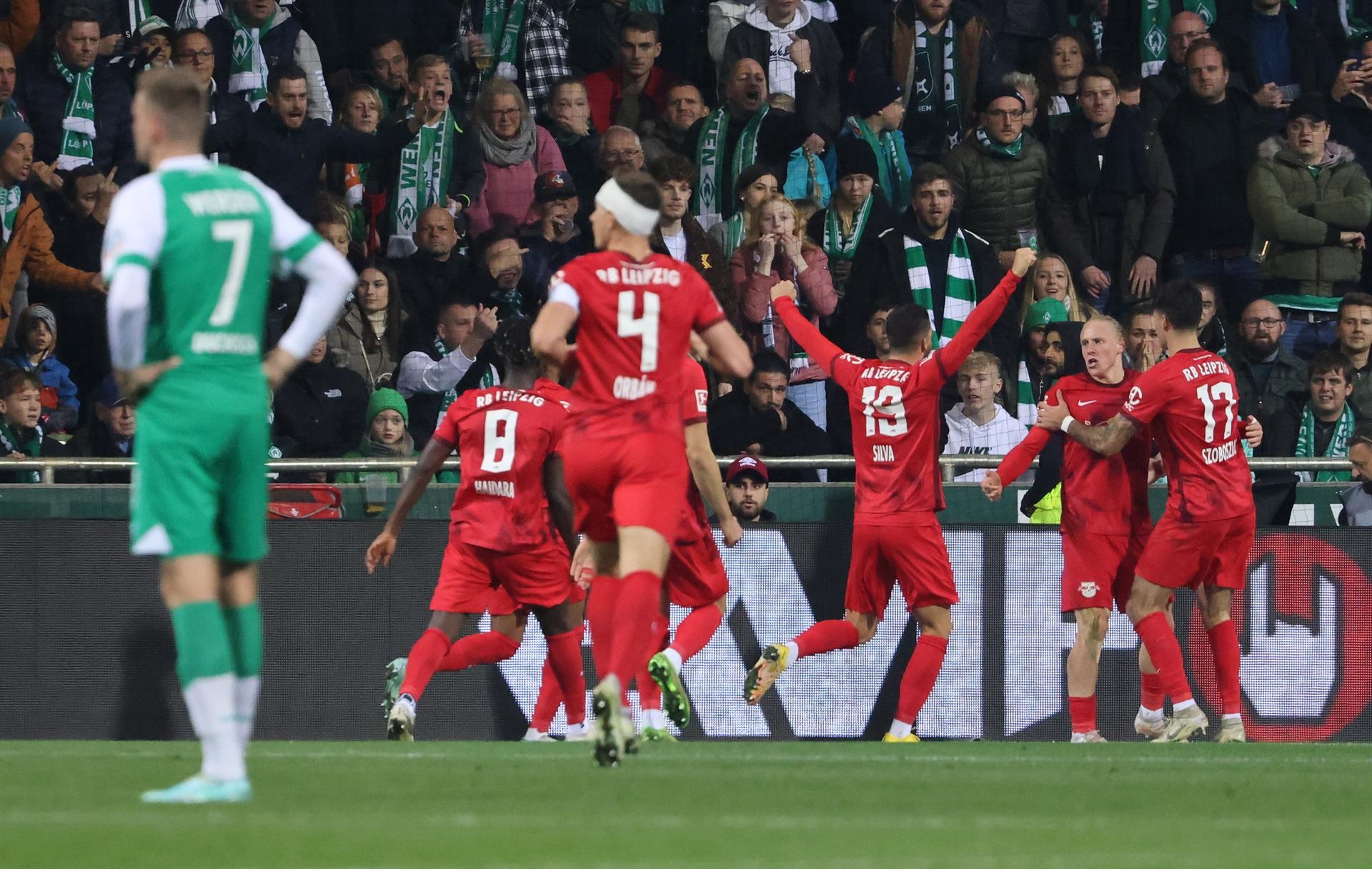 El RB Leipzig se adueña de la plata; Leverkusen y Wolfsburgo siguen con su escalada