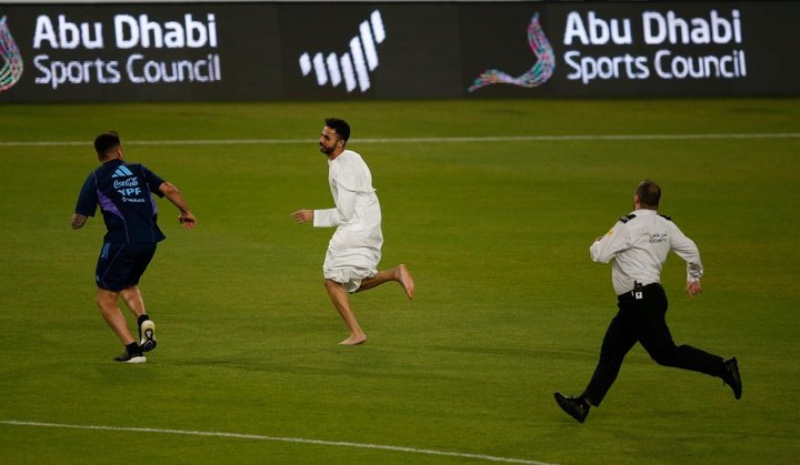 La fiebre por Messi llegó a Abu Dabi: ¡un espontáneo corrió hacia él!