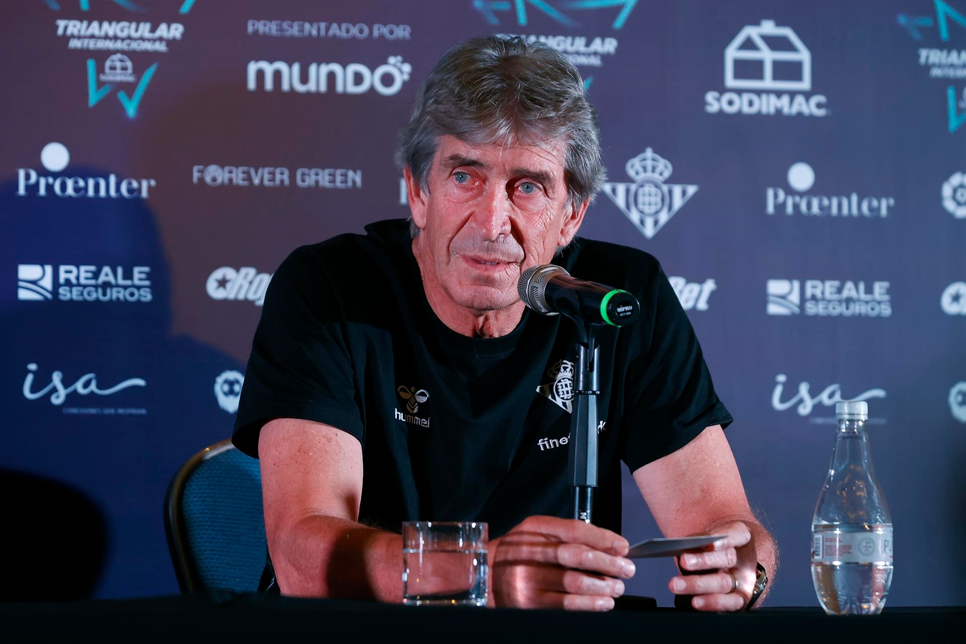 Manuel Pellegrini, director técnico del Real Betis, habla durante una rueda de prensa, hoy en Santiago (Chile). EFE/ Elvis González