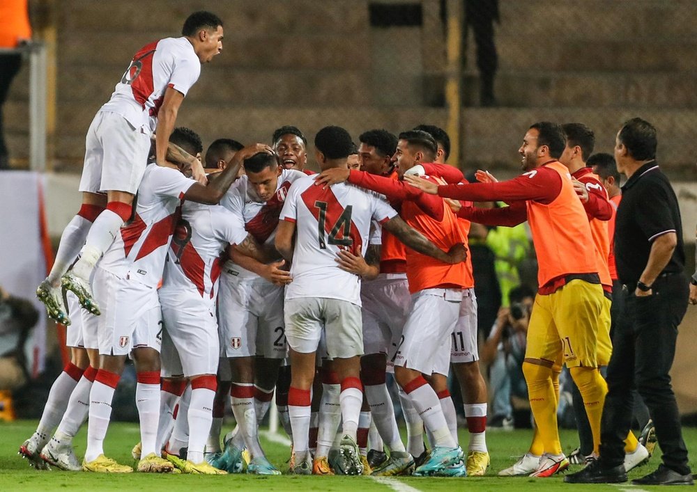 Perú gana a Paraguay en un amistoso que acabó con diez jugadores por lado. EFE