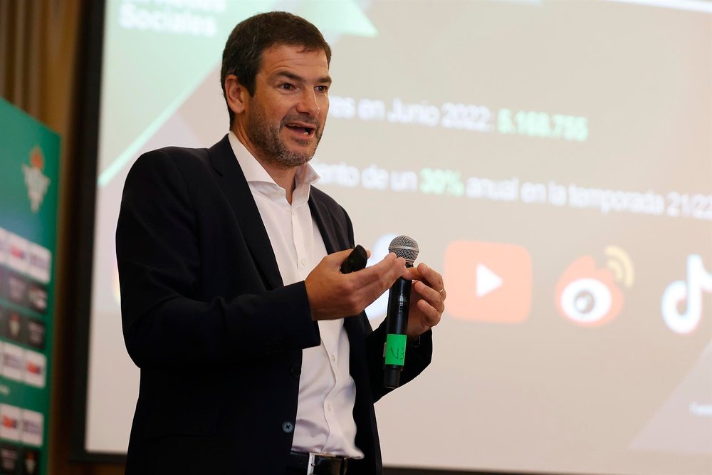 Ramón Alarcón, CEO del Real Betis, habla durante una rueda de prensa en Santiago (Chile). EFE/Elvis González