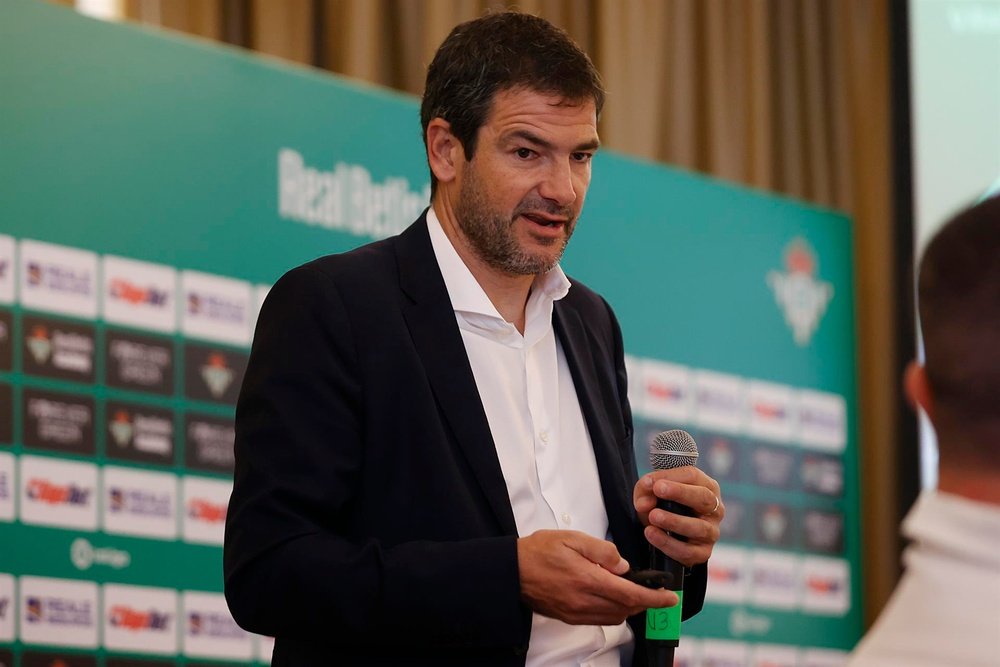 Ramón Alarcón, director general de Negocios del Real Betis, habla durante una rueda de prensa en Santiago (Chile). EFE/Elvis González