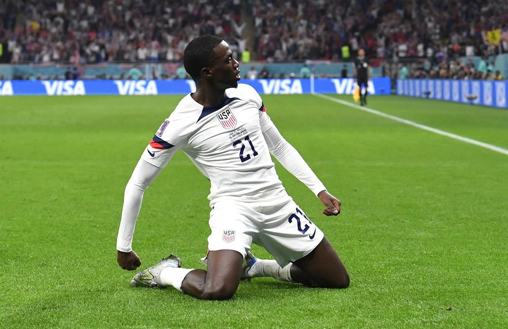 El internacional estadounidense Timothy Weah celebra el gol marcado ante Gales, en el partido disputado este lunes en Doha.EFE/EPA/Neil Hall