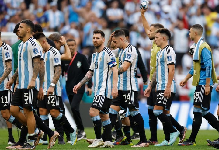 Insultos y empujones entre aficionados de Argentina y México en Doha