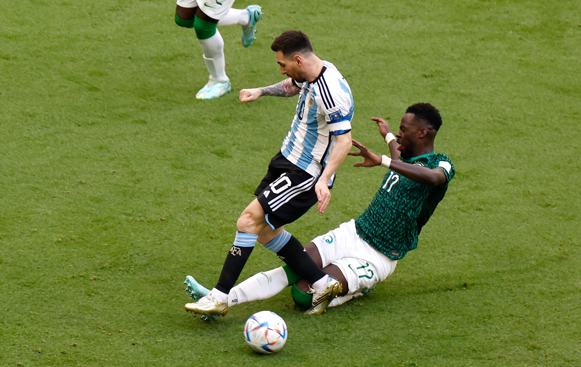 El jugador de Arabia Saudí desafió a Messi en pleno partido: 