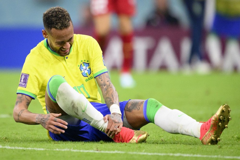Neymar saiu com o tornozelo machucado.EFE