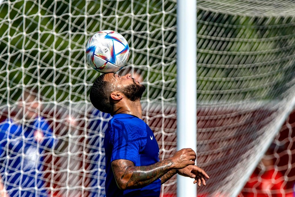 Depay not at training. EFE
