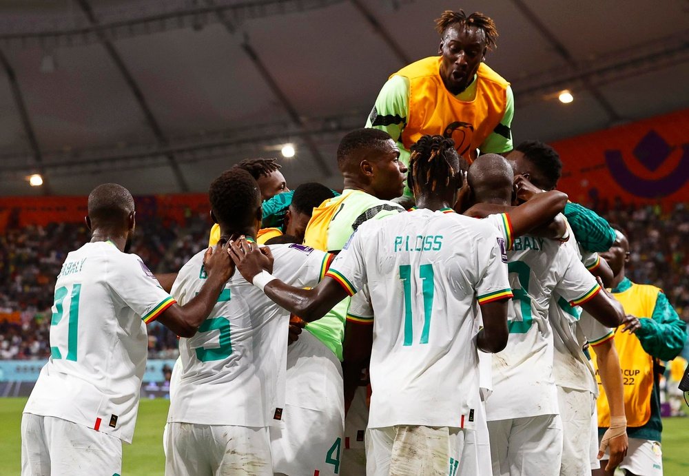 A celebração dos jogadores do Senegal pelo passe as oitavas de final.EFE