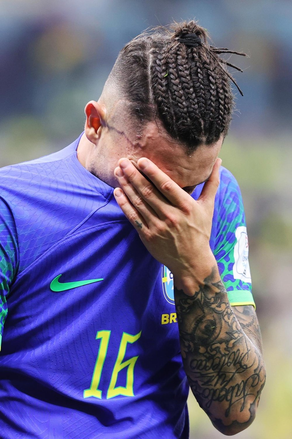 Alex Telles sufre una rotura parcial del ligamento lateral interno y