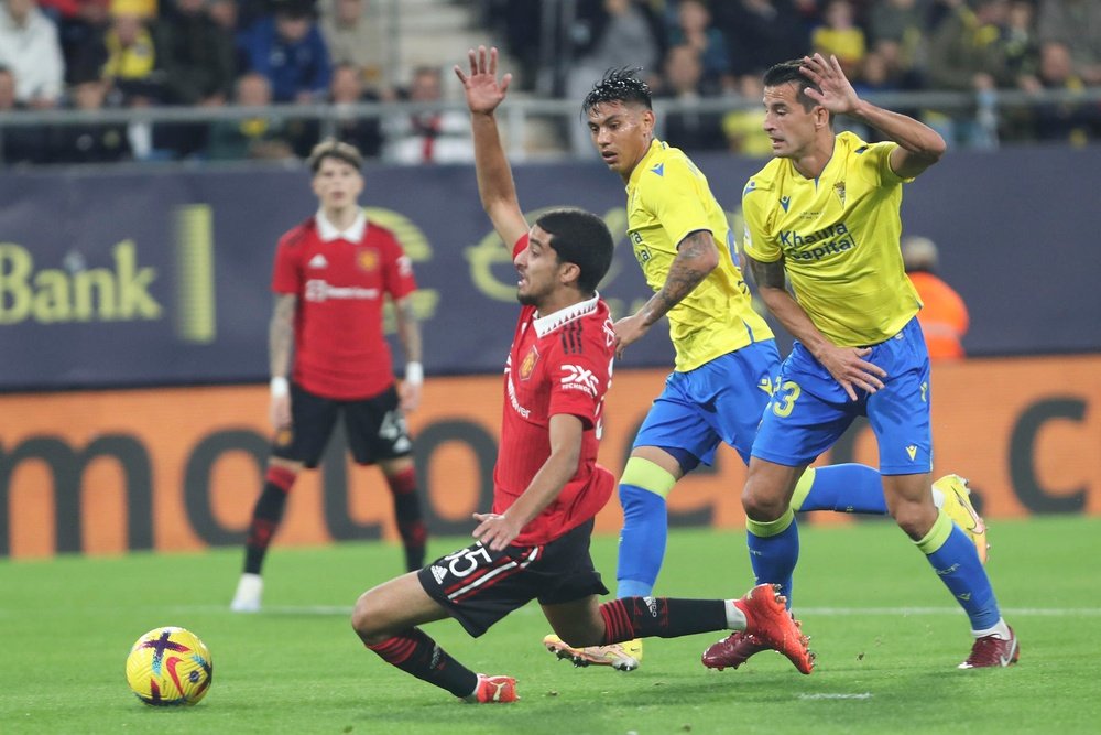 El Cádiz goleó al United en un amistoso por 4-2. EFE