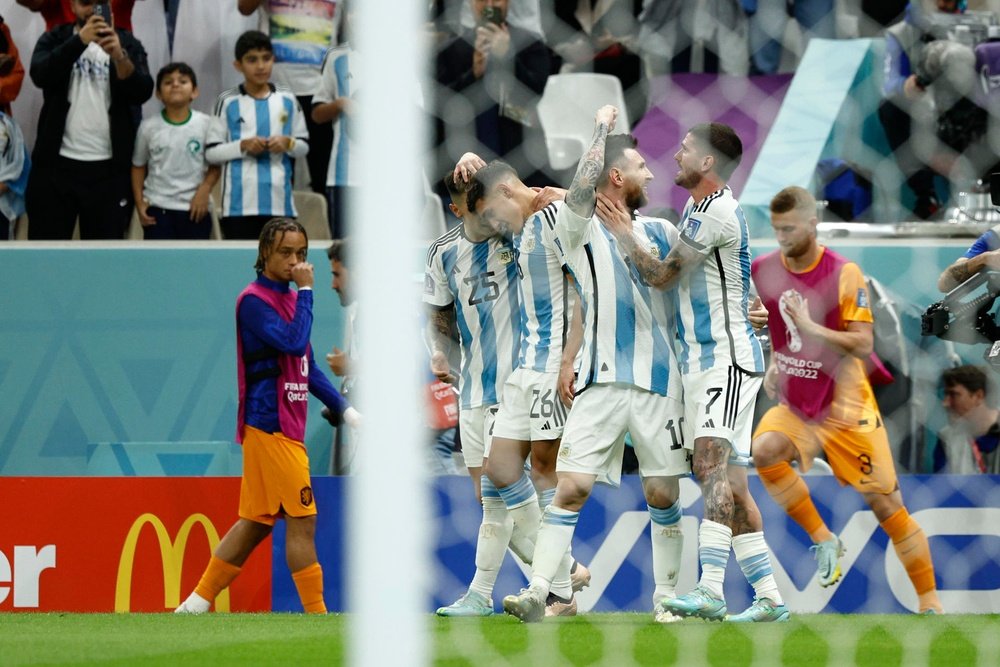 Jugadores de Argentina celebran un gol hoy, en el partido de los cuartos de final del Mundial de Fútbol Qatar 2022 entre Países Bajos y Argentina  en el estadio de Lusail (Catar). EFE/ Rodrigo Jiménez