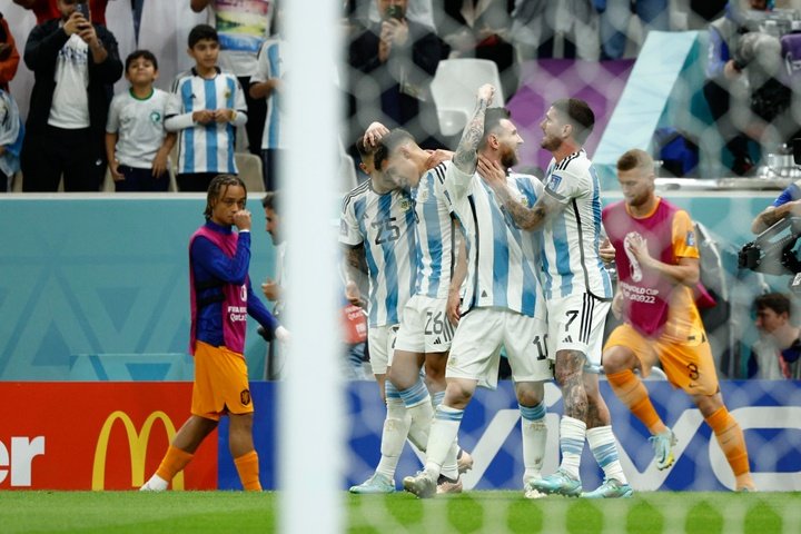Jugadores de Argentina celebran un gol hoy, en el partido de los cuartos de final del Mundial de Fútbol Qatar 2022 entre Países Bajos y Argentina  en el estadio de Lusail (Catar). EFE/ Rodrigo Jiménez