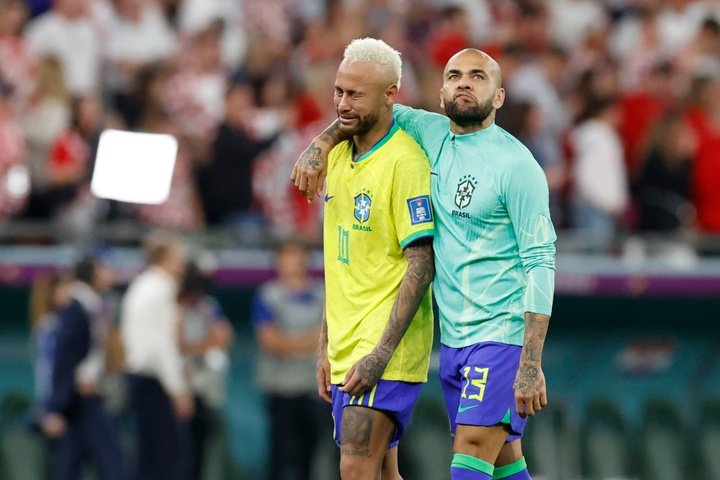 Neymar's father to pay for Dani Alves' release on bail