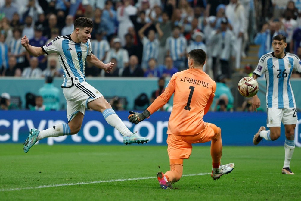 Livakovic sufrió tres goles ante Argentina en el Mundial. EFE
