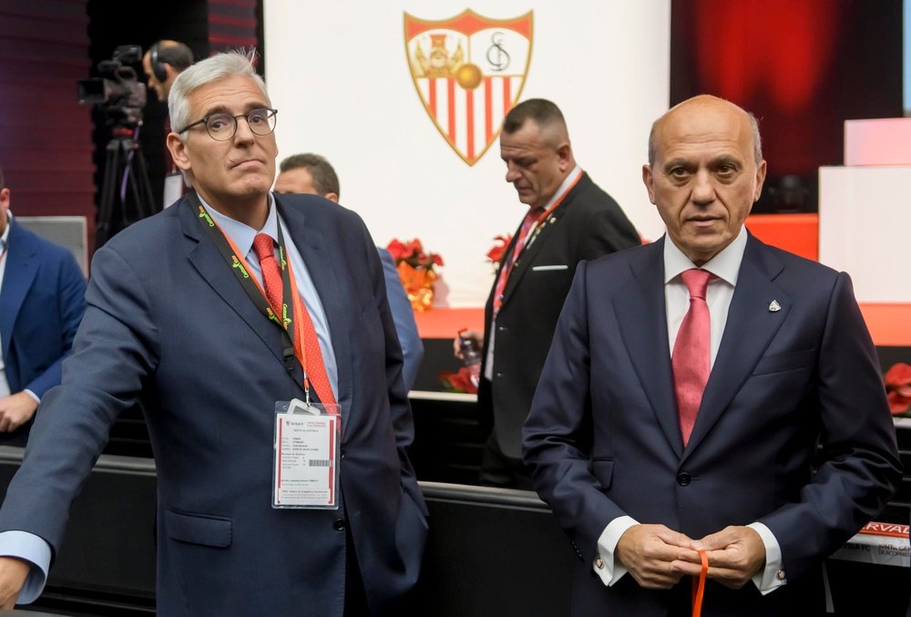 El ex presidente y accionista del Sevilla FC, José María del Nido (d) y su abogado, José Manuel García Quiles (i), durante la Junta de Accionistas del equipo.- EFE/ Raúl Caro.