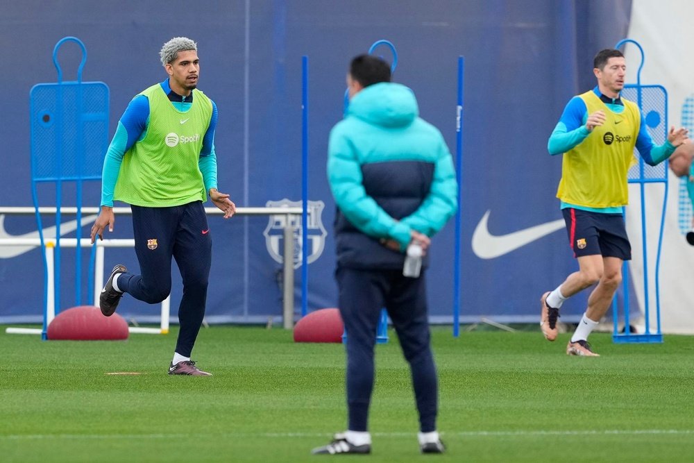 Araujo and Lewandowski will step up next season. EFE