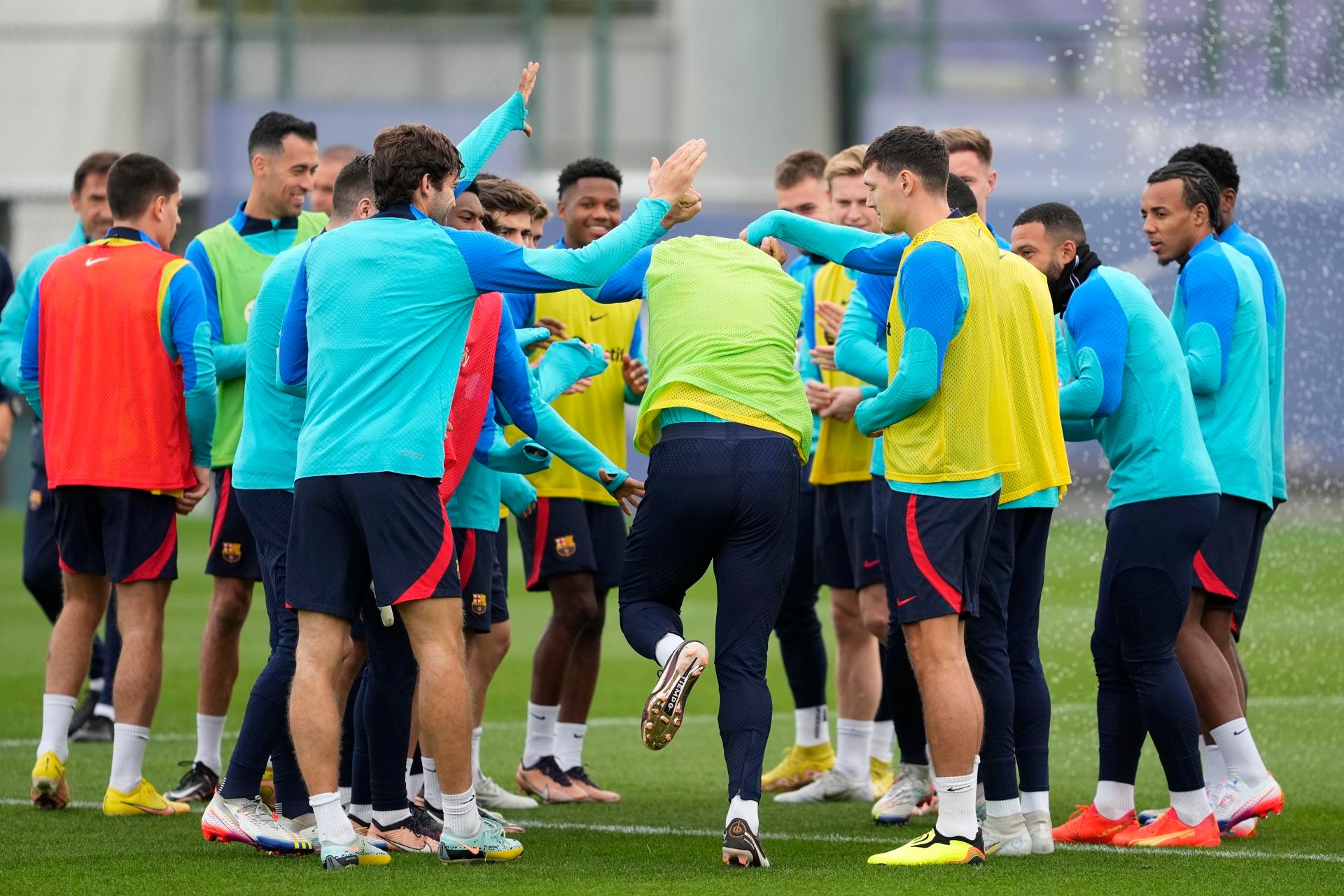 Barce trained with the youngsters. EFE