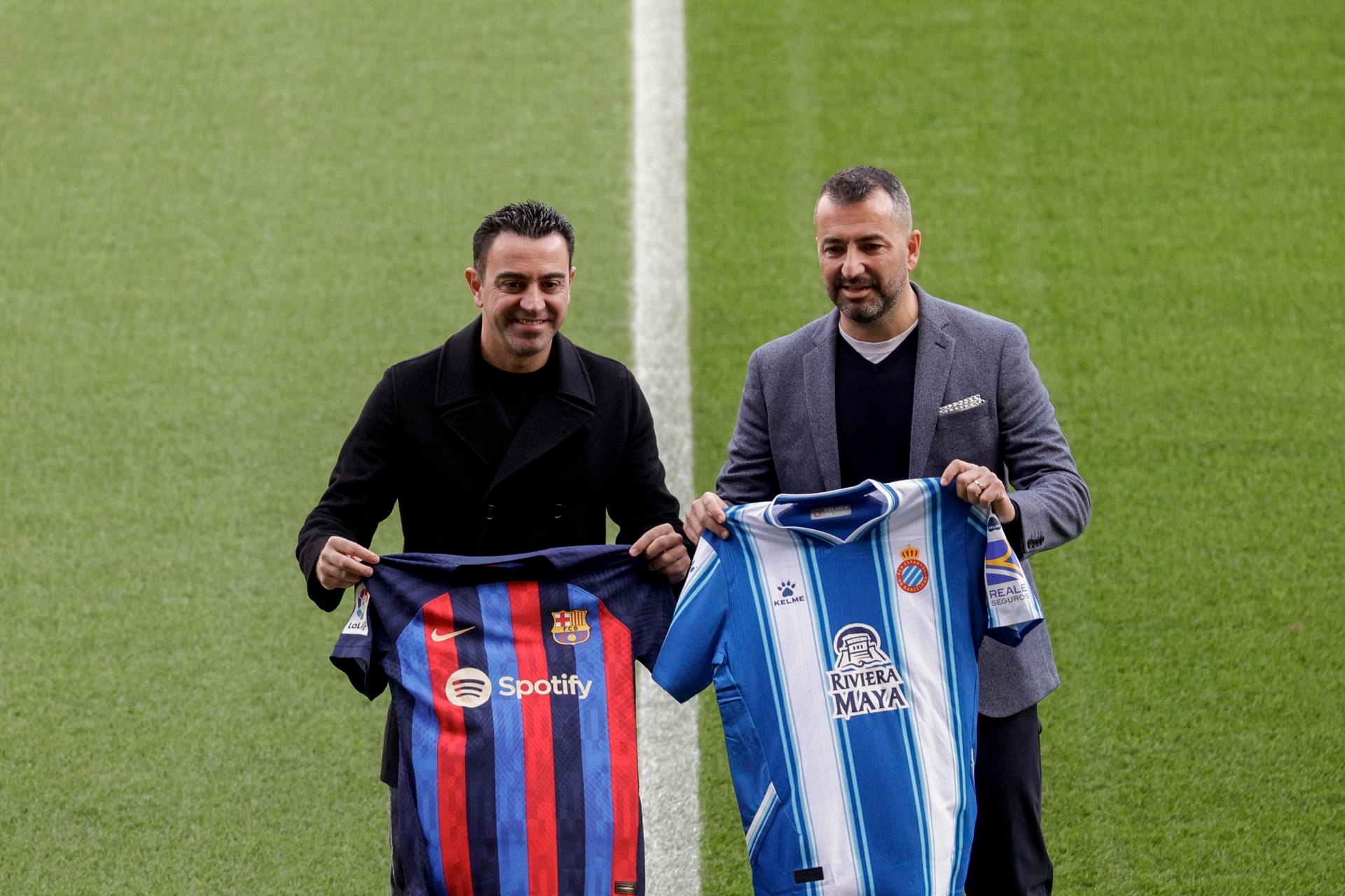 Diego Martínez, junto a Xavi Hernández. EFE