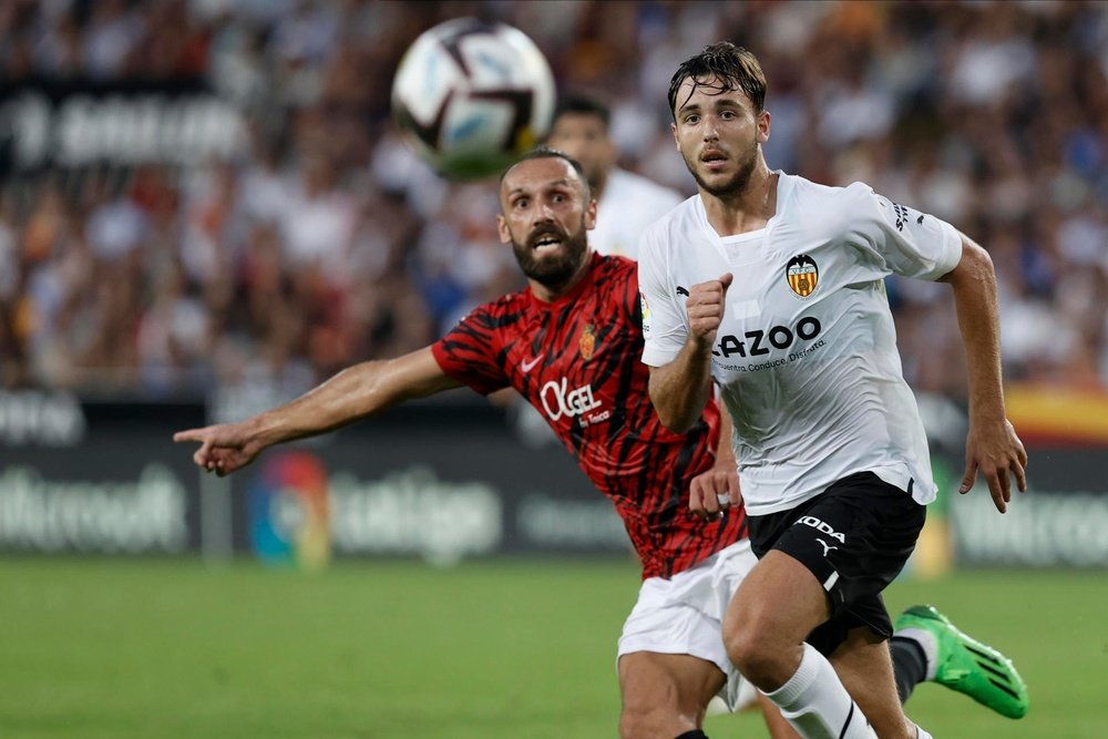 El centrocampista del Valencia, Nico González, en acción durante un partido contra el Mallorca. EFE / Kai Forsterling.
