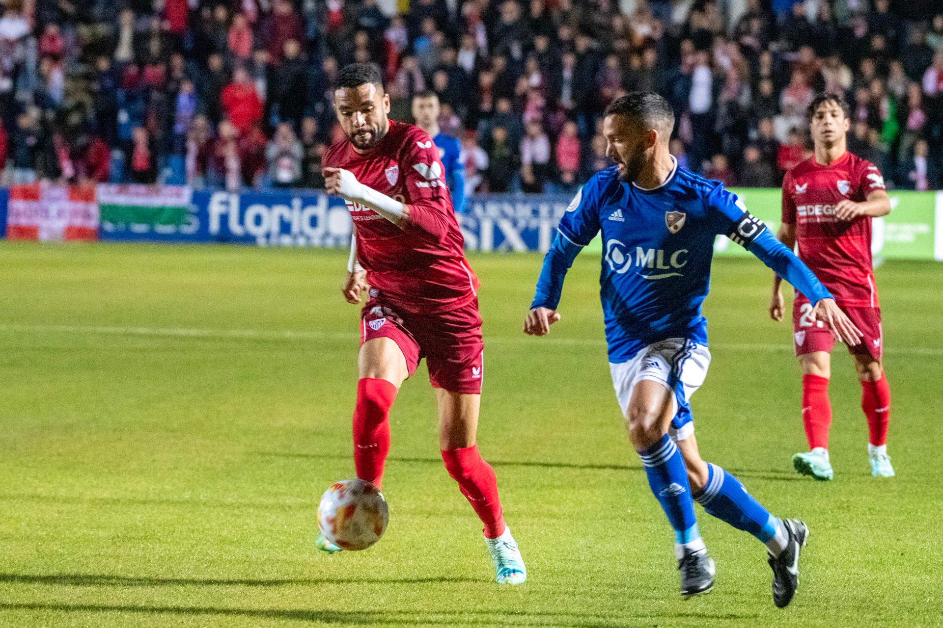 El delantero marroquí Youssef En-Nesyri, del Sevilla FC, controla el balón durante el partido de dieciseisavos de final de la Copa del Rey que se disputa en el Estadio Municipal de Linarejos. EFE/ José Manuel Pedrosa