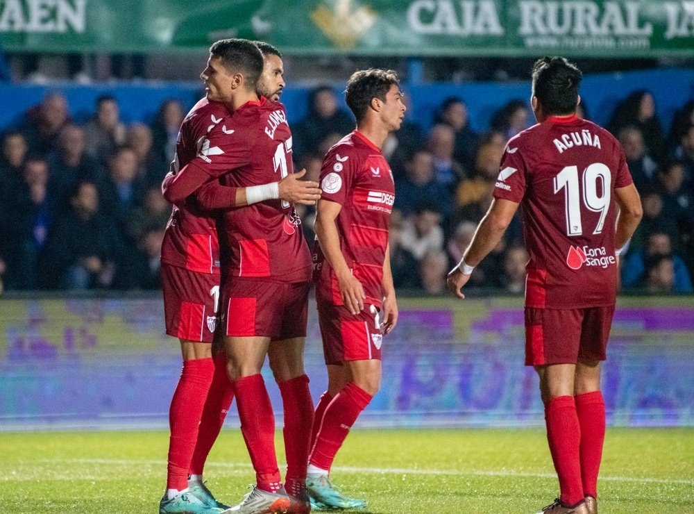 En-Nesyri se quedará en el Sevilla. EFE