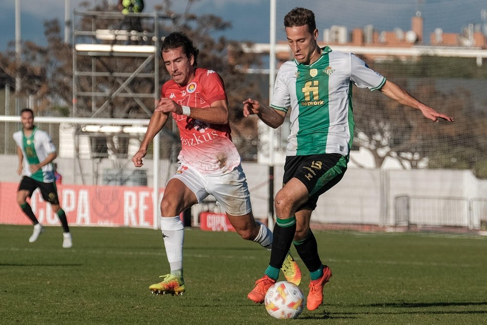 El centrocampista del Islas Pitiusas Jaume Villar disputa el balón ante Sergio Canales, centrocampista del Betis, durante el encuentro de dieciseisavos de final de la Copa del Rey entre el CD Ibiza-Islas Pitiusas y el Real Betis, en el Estadio Palladium Can Misses, en Ibiza. EFE/ Sergio G. Cañizares