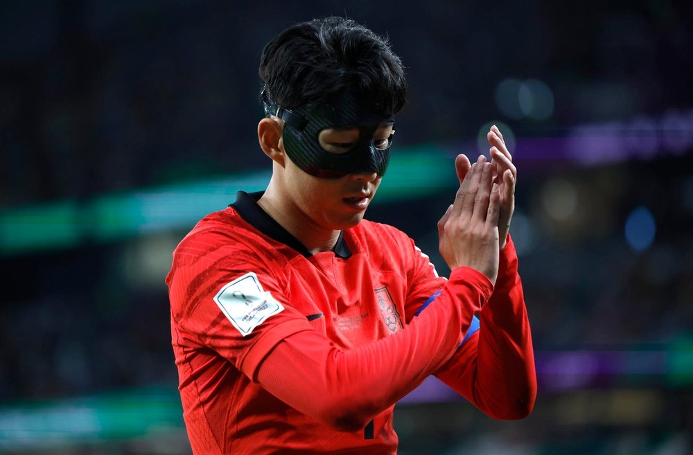 Son opens up about face mask. EFE