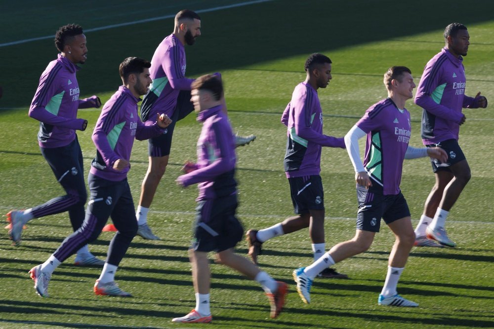 Karim Benzema y Toni Kroos lideraron la jornada de trabajo en el Real Madrid. EFE