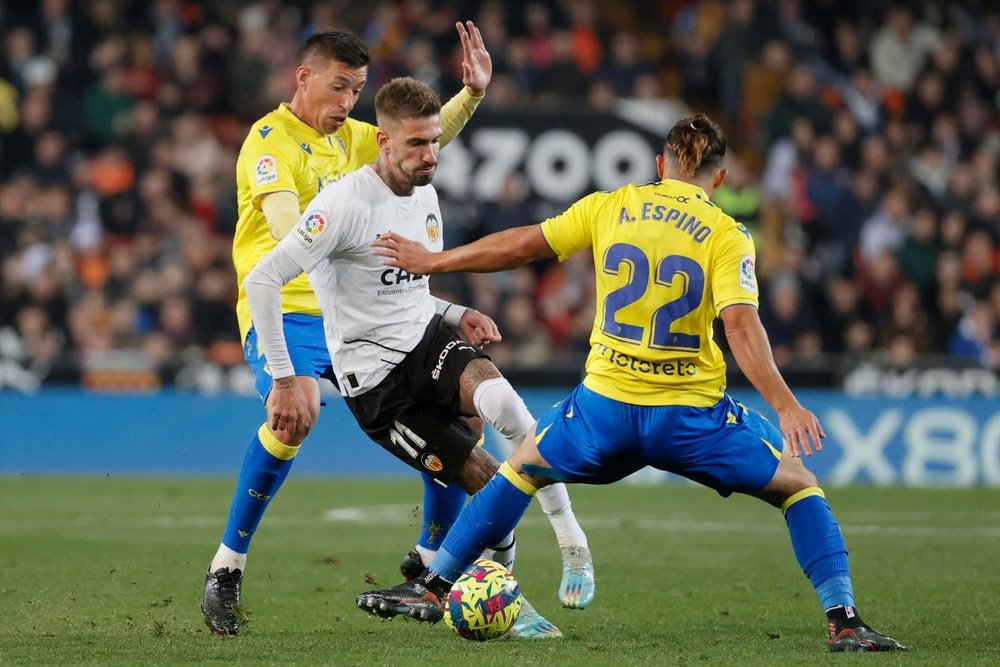 Samu Castillejo se fracturó la muñeca contra el Cádiz. EFE