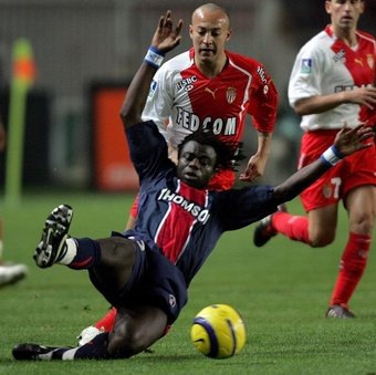 Le Camerounais Modeste M'Bami, ancien milieu de terrain du PSG et de Marseille, est décédé à l'âge de 40 ans au Havre, a annoncé samedi l'agent sportif Franck Belhassen.
