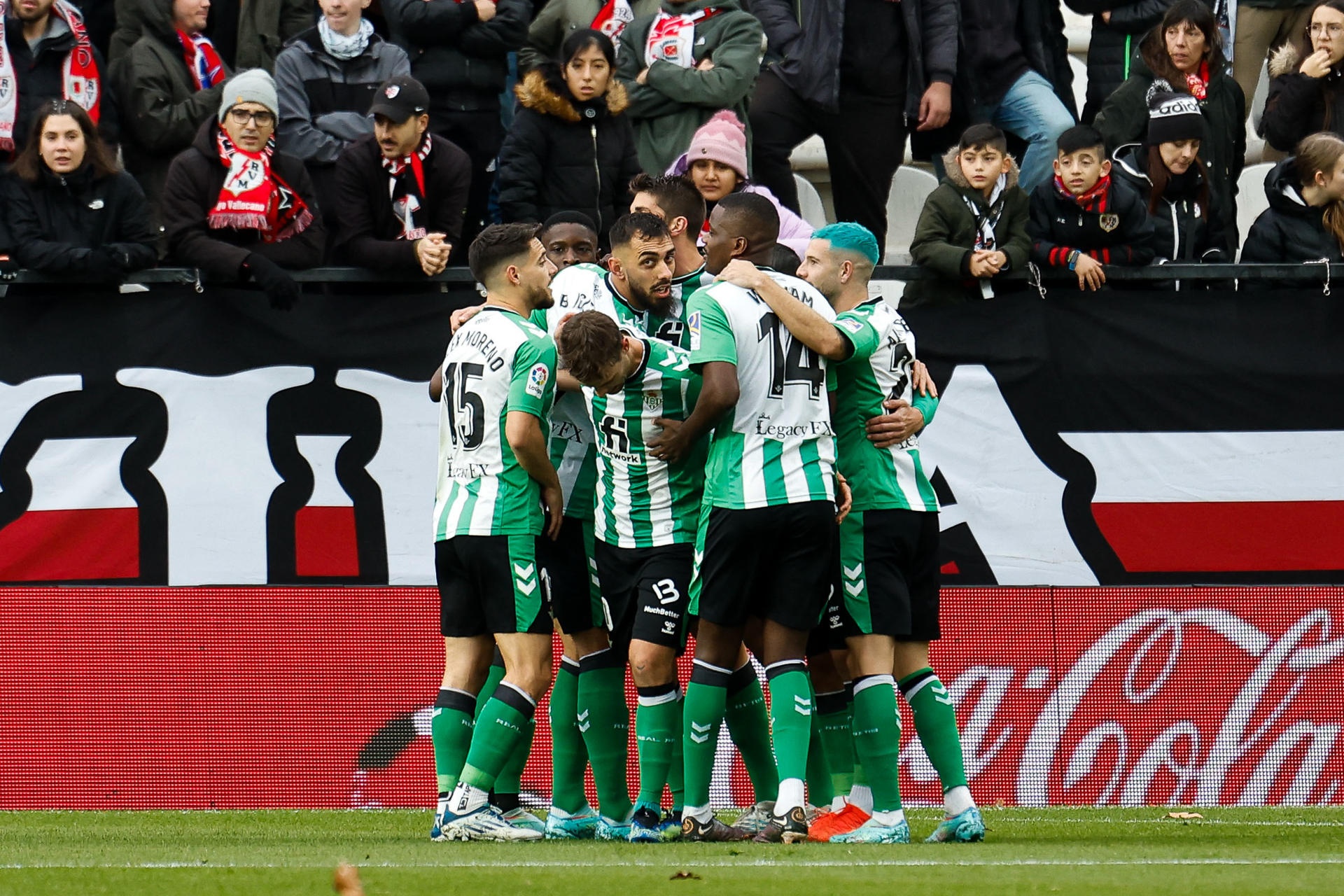 Los jugadores del Betis celebran el gol marcado en propia puerta por el jugador del Rayo Vallecano Iván Balliu  durante el partido de la jornada 16 de Liga en el estadio de Vallecas. EFE/ Chema Moya