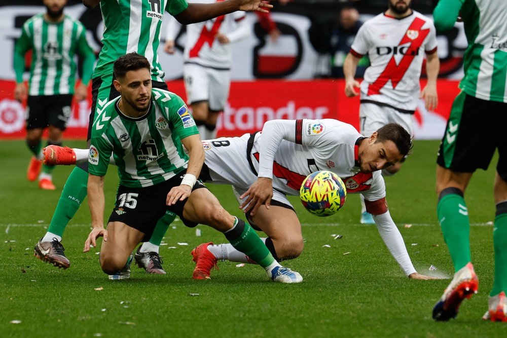 El defensa del Betis Alex Moreno (i) y el delantero del Rayo Vallecano Trejo luchan por el balón durante el partido de la jornada 16 de Liga en el estadio de Vallecas. EFE/ Chema Moya