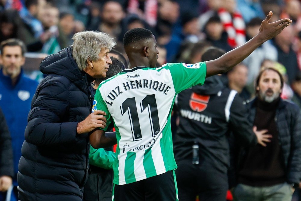 El entrenador del Betis Manuel Pellegrini conversa con el centrocampista Luiz Henrique, en una foto de archivo. EFE/ Chema Moya