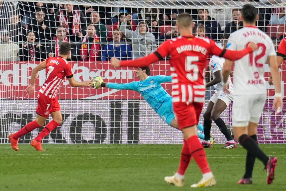 El delantero Girona FC Cristhian Stuani (i), tras ejecutar el disparo del gol durante el partido de LaLiga Santander entre el Girona FC y el Sevilla FC celebrado en el estadio municipal de Montilivi, en Girona. EFE/ David Borrat