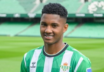 Fabrizio Romano reports that Olympique Lyon are close to reaching an agreement with Real Betis for the signing of Brazilian defender Abner Vinicius, who has already agreed personal terms with the French club. He will join the Ligue 1 side from 1st July. Although the figures of the deal have not yet been leaked, they should be interesting for the Andalusian side coffers, who paid 7 million for him a couple of years ago to Athletico Paranaense.