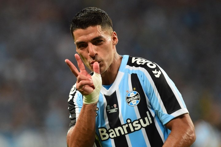 Luis Suárez estreia no Grêmio com 'hat-trick' e título