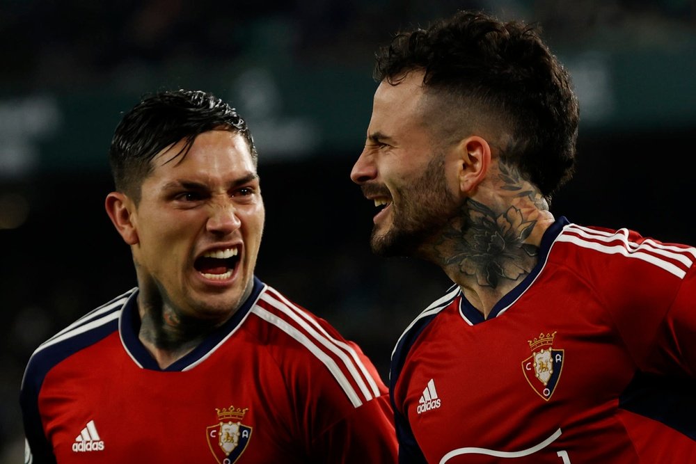 Chimy Avla y Rubén García -que en la foto celebra el gol del empate que forzó la prórroga ante el Real Betis en la Copa- son duda en las filas de Osasuna para este sábado.- EFE/Julio Muñoz