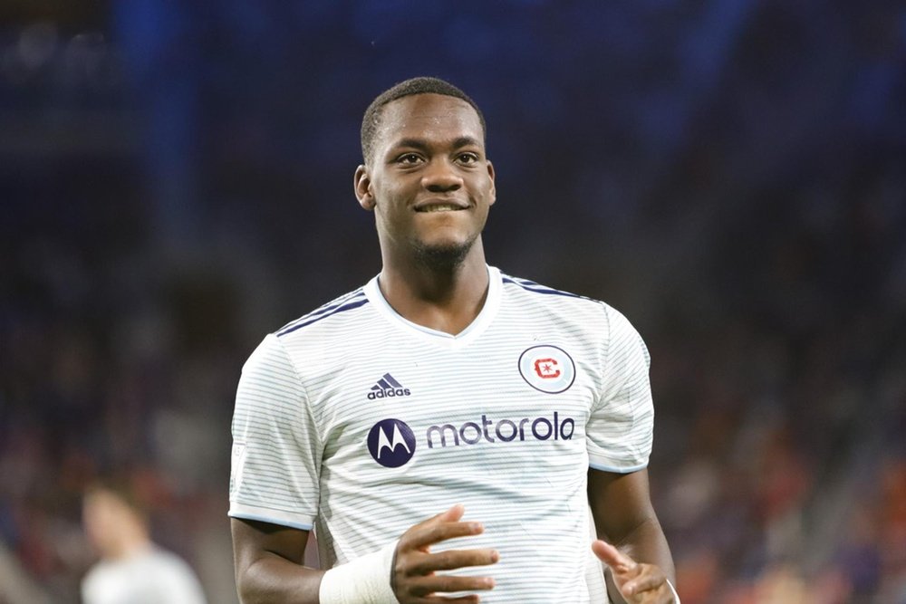 Chelsea are reportedly interested in landing Aston Villa striker Jhon Duran. EFE