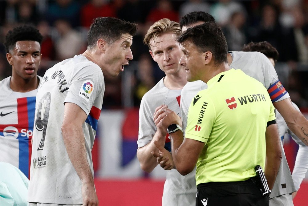 El delantero del FC Barcelona Robert Lewandowski conversa con el árbitro Gil Manzano en una foto de archivo. EFE/Jesús Diges