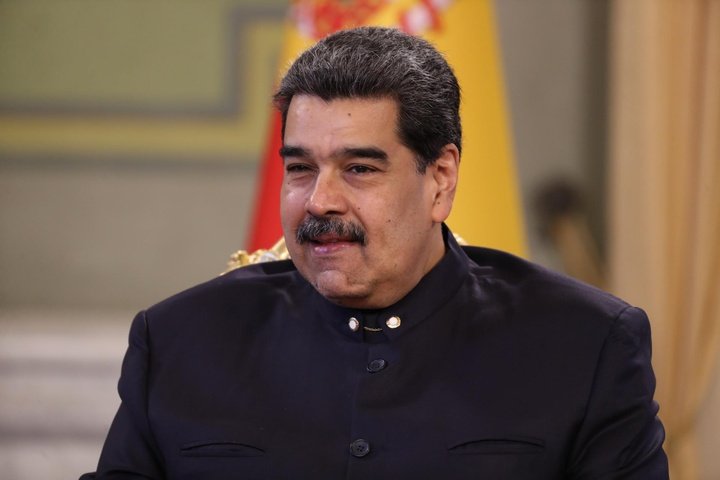 Maduro riceve le magliette di Trezeguet e Salgado in regalo