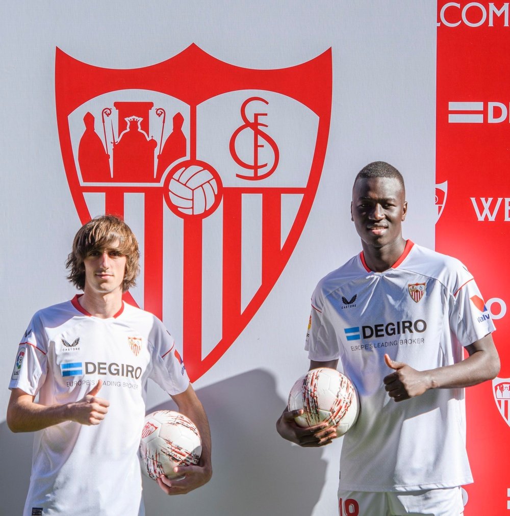 El extremo izquierdo español Bryan Gil, y el mediocentro francosenegalés Pape Gueye, durante su presentación como nuevos jugadores del Sevilla FC hasta el final de temporada, tras sus respectivas cesiones sin opción de compra por el Olympique de Marsella francés, y el Tottenham inglés, respectivamente, en la sala de prensa José Antonio Sánchez Araujo del estadio Ramón Sánchez Pizjúan de la capital