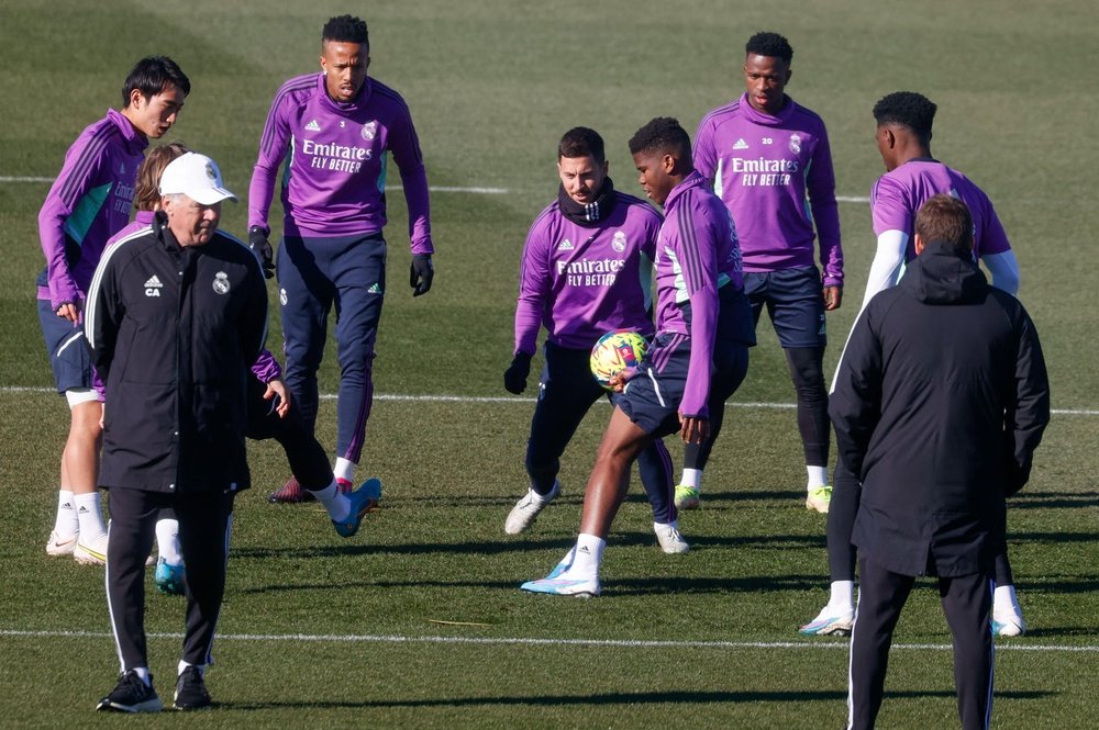 Real Madrid are eight points behind Barca. EFE
