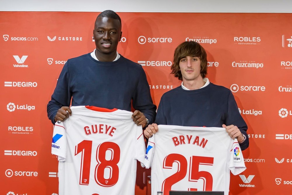 El mediocentro francosenegalés Pape Gueye y el extremo izquierdo español Bryan Gildurante su presentación como nuevos jugadores del Sevilla FC. EFE/ Raúl Caro.