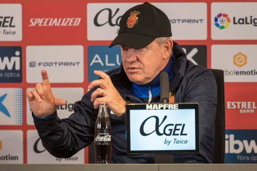 El entrenador del Real Mallorca Javier Aguirre, durante una rueda de prensa en Son Bibiloni .- EFE/CATI CLADERA